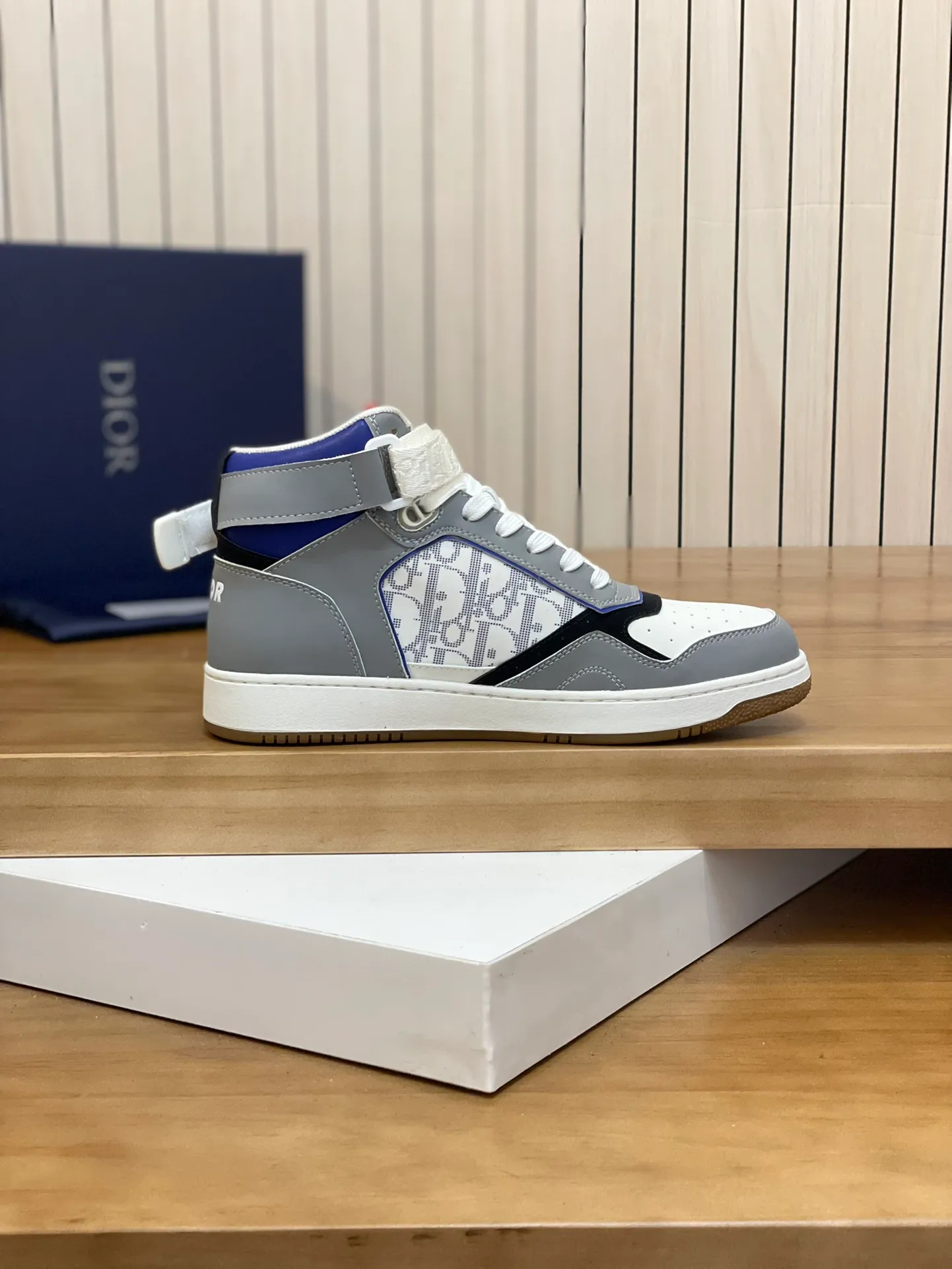 Men's shoes: 💰P460¥ Product trademark: Dior* "Dior*" high-top casual shoes Regular size: 38-44 (can be customized to 45.46) Product materials: Upper imported cowhide stitched with original fabric, breathable lining, original outsole. Number: 1006